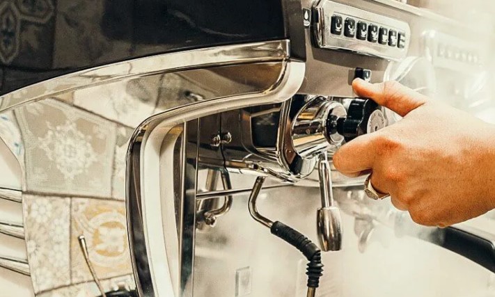 Удаляем кофейные масла с кофемашины с помощью чистящего средства